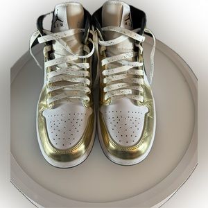 Jordan 1 Mid SE Metallic Gold